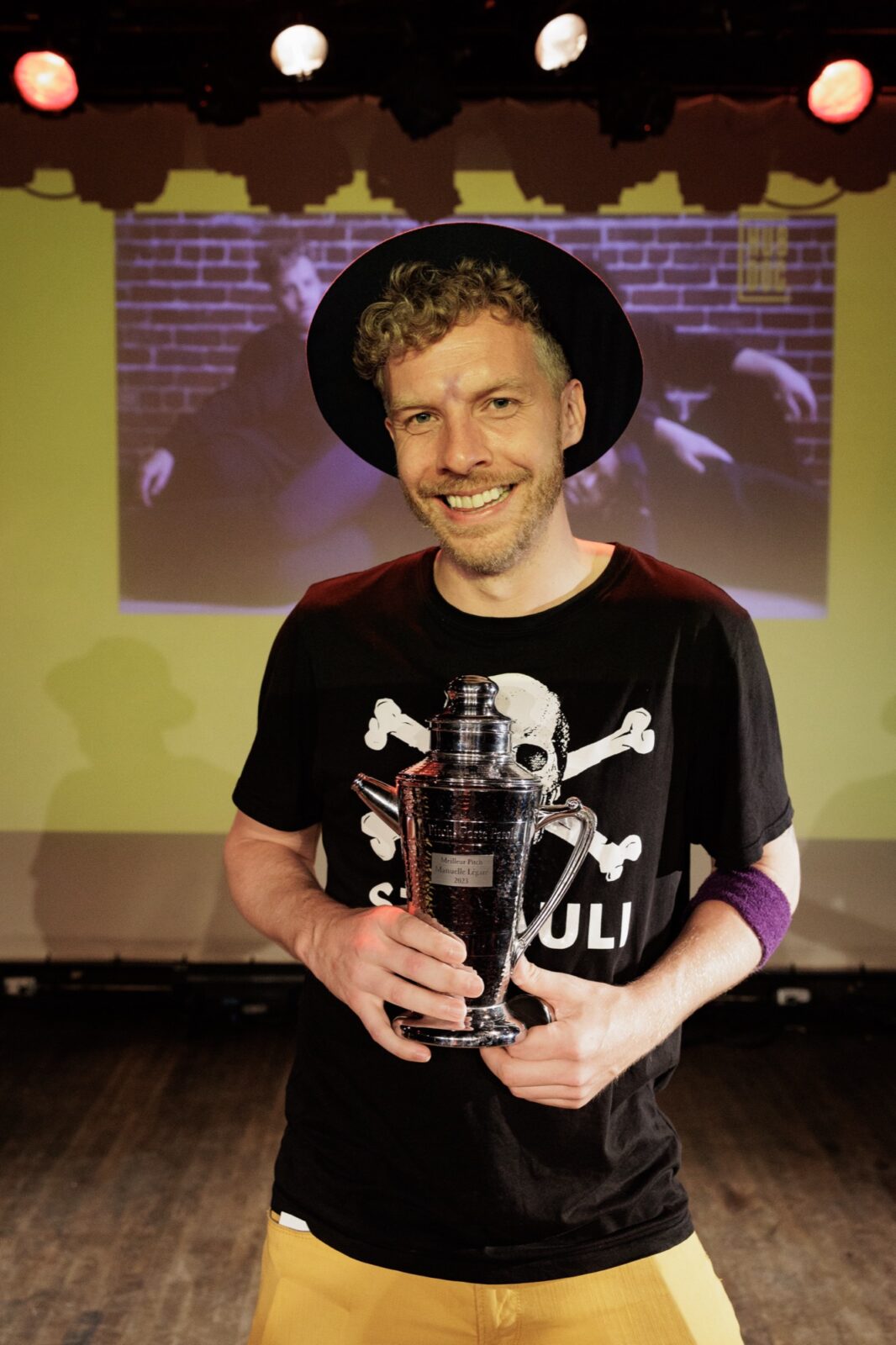 Jesse Freeston at the Porte Parole Pitch, holding his trophy