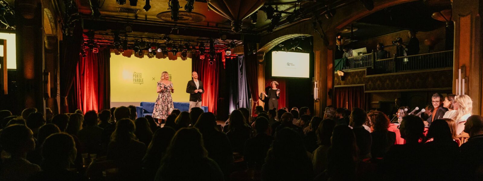 La soirée des Pitchs Porte Parole 2025 au Cabaret Lion d'Or - Photo des animateurs sur la scène devant le public et le jury