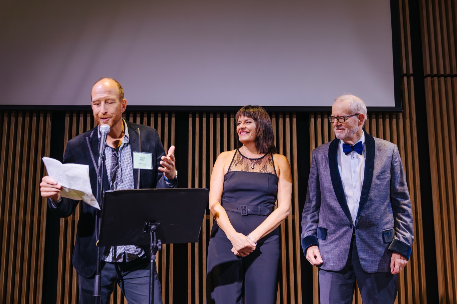Alex Ivanovici, Lucie Leblanc et Barry Cole | Lucie Leblanc : lauréate du prix Citoyen·ne-Artiste 2025 de Porte Parole | Photos de la soirée | Photo : Béatrice Flynn