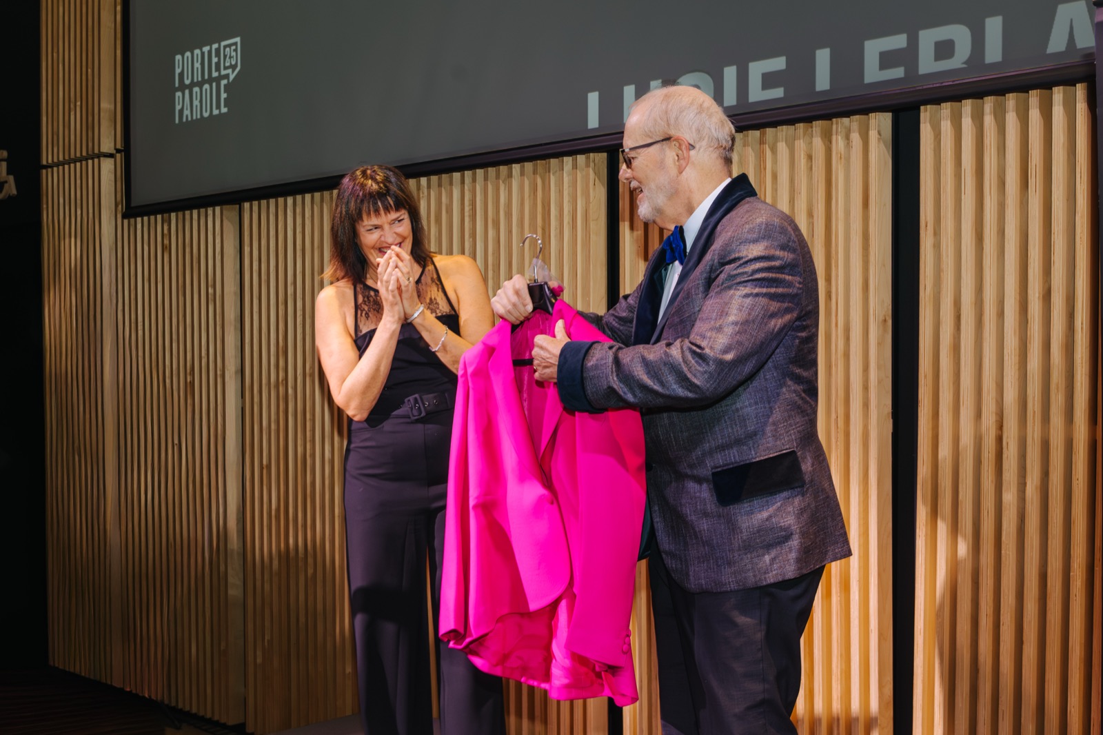 Lucie Leblanc : lauréate du prix Citoyen·ne-Artiste 2025 de Porte Parole | Photos de la soirée | Lucie Leblanc reçoit le veston du lauréat 2024, Barry Cole | Photo : Béatrice Flynn