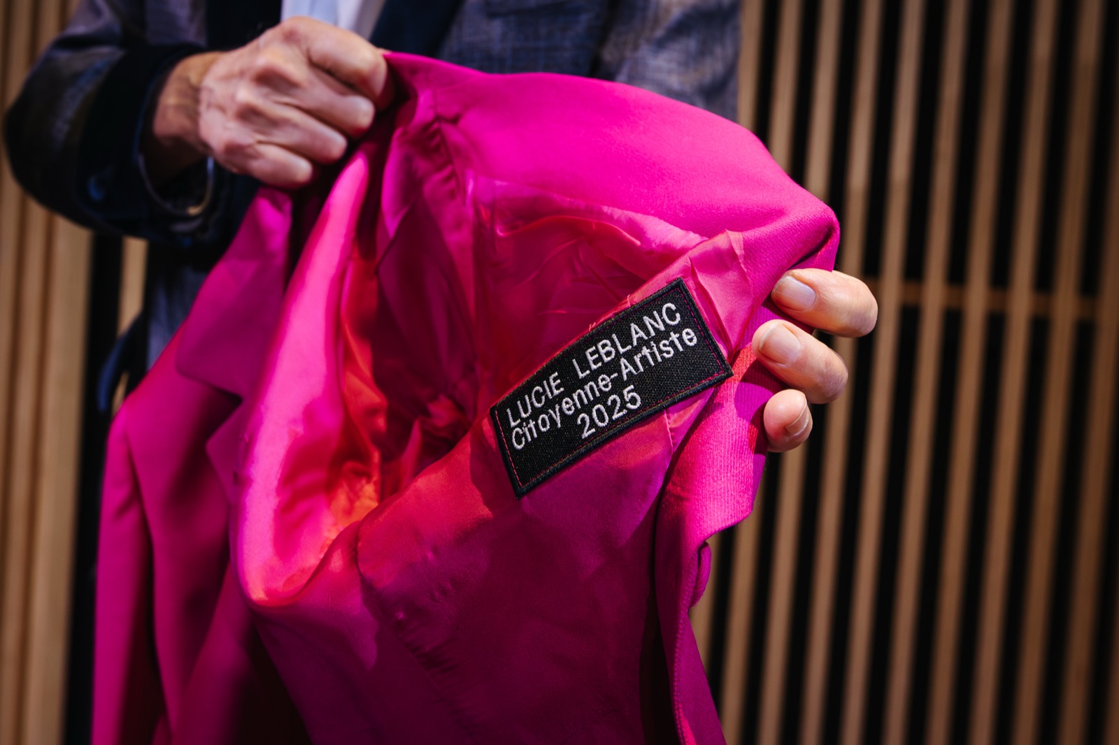 Le veston | Lucie Leblanc : lauréate du prix Citoyen·ne-Artiste 2025 de Porte Parole | Photos de la soirée | Photo : Béatrice Flynn